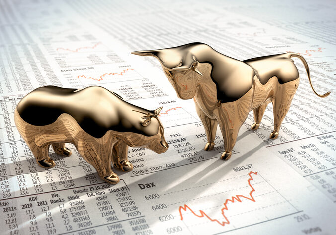 Bull and Bear on stock market prices Goldene Symbolfiguren auf Finanzzeitung